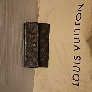 LV INTERNATIONAL WALLET